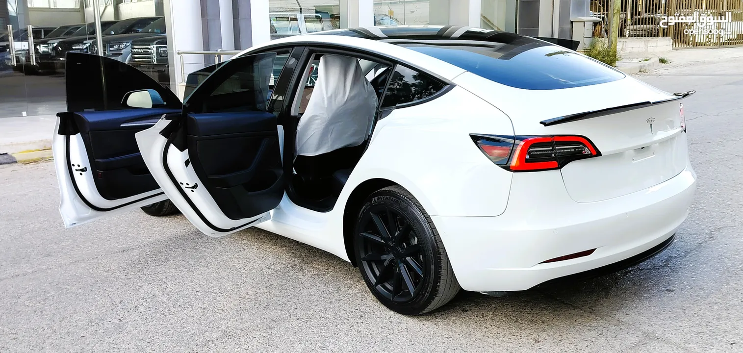 تيسلا 2022 model 3 بحالة الوكالة فحص كامل اوتوسكور +B لون مميز في الحرة للبيع بسعر لقطة ومحرووووق