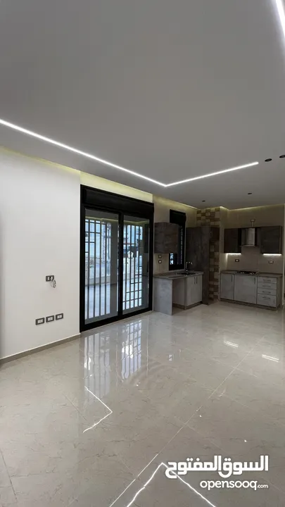 شقة للبيع طابق ارضي 95م مع ترس 50م (سكنية - استثمارية) في ديرغبار شارع ال 60 ، مطبخ راكب ، تدفئة غاز