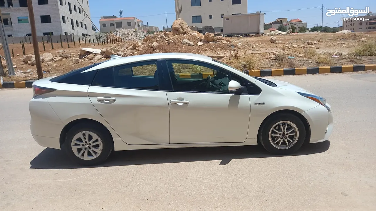 تويوتا بريوس لون ابيض لؤلؤي فحص 3 جيد بسعر مغري قابل للبدل
