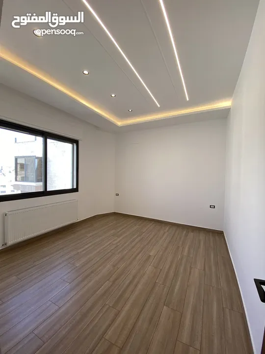 شقة مميزة اخير مع روف في اجمل مناطق قرية النخيل اجمل تشطيب واطلالة رائعة 240 داخلي و 90 تراس خارجي