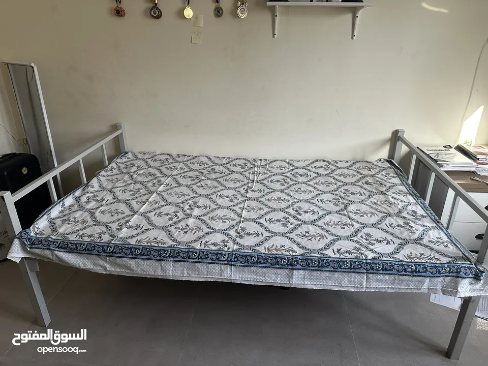 Single iron rod bed