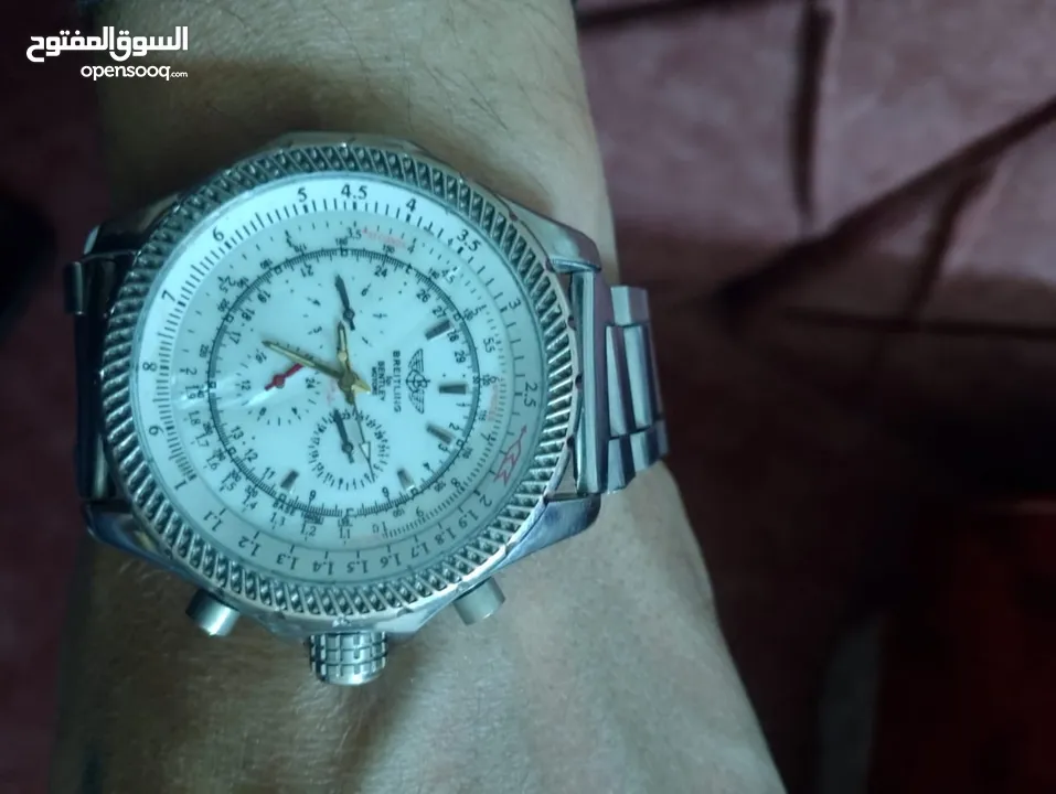 ساعة بريتلينغ مصنوعة في سويسرا، حيث تُعتبر سويسرا مركزًا لصناعة الساعات الفاخرة. تستخدم العلامة التج