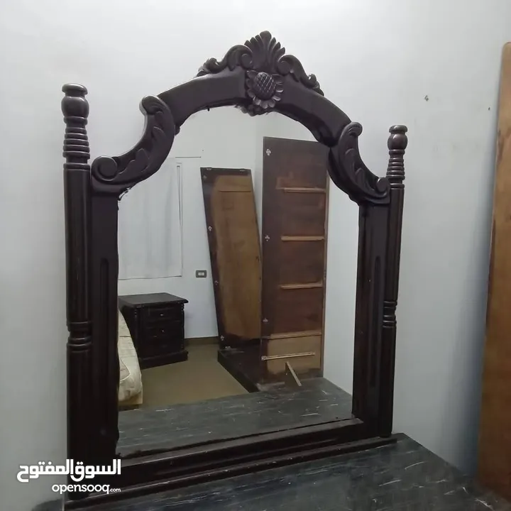 غرفه نوم لاتيه 18 بحاله جيده جدا سرير مع خزانة ودرجين وتسريحة مستعملة للبيع