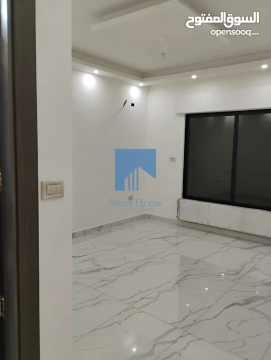 شقة أرضية فاخرة للبيع في الجاردنز  - خلف الدستور 155م مع ترس 25م تشطيب سوبر ديلوكس لم تسكن