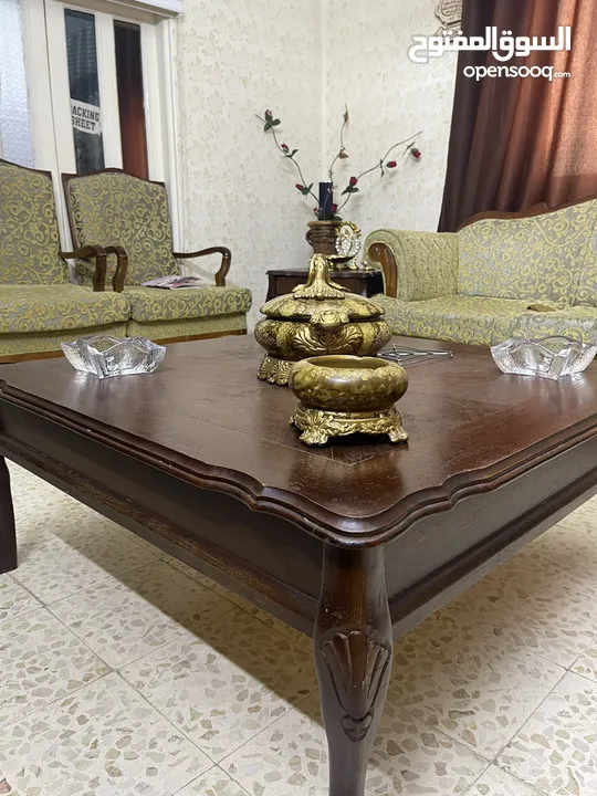 طقم كنب مع طاولاته وطاولة سفرة