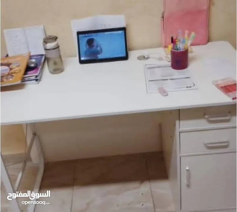 مكتب أنيق وعملي بسعرر يناسب الجميع  للطلب عبر رسائل الوتس