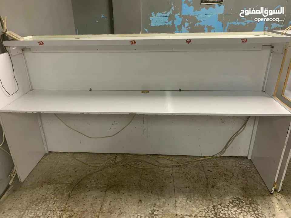طاولات خشب ومكاتب وتلاجة للمحلات التجارية