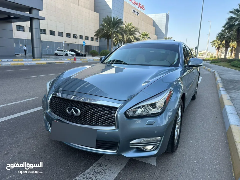 للبيع انفينتي Q70 خليجي المسعود ماشاء الله بحالة الوكالة  موديل 2018 شاشة العودة نفقيشن فتحة سقف