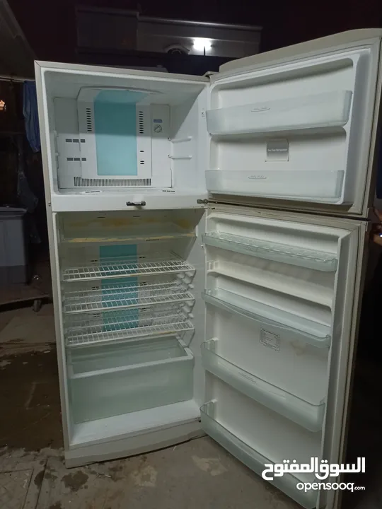 Refrigerator toshiba for sale very good condition and very good cooling made in thiland  Al Khoud so