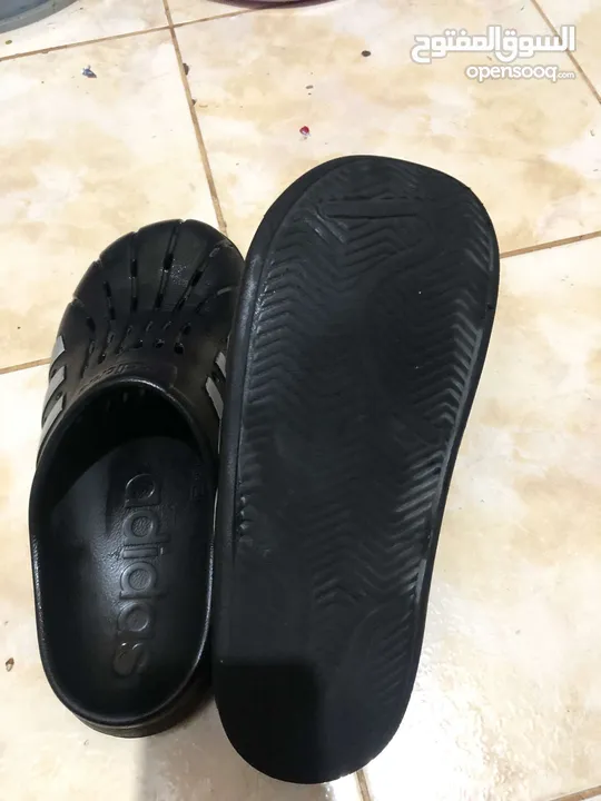 جزمتين اديداس (ADILETTE CLOGS) نظيفة للبيع بسعر جبار