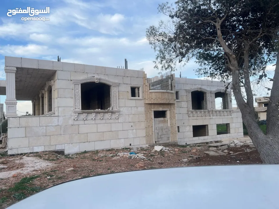 فيلا عظم 560م على قطعة أرض 1035متر على شارع البترا للبيع
