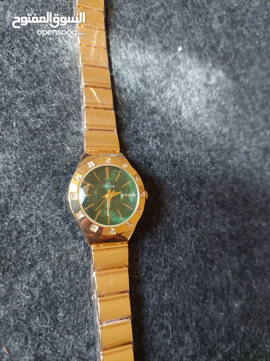 ساعة أوميغا فخمة بإطلالة ذهبية أنيقة