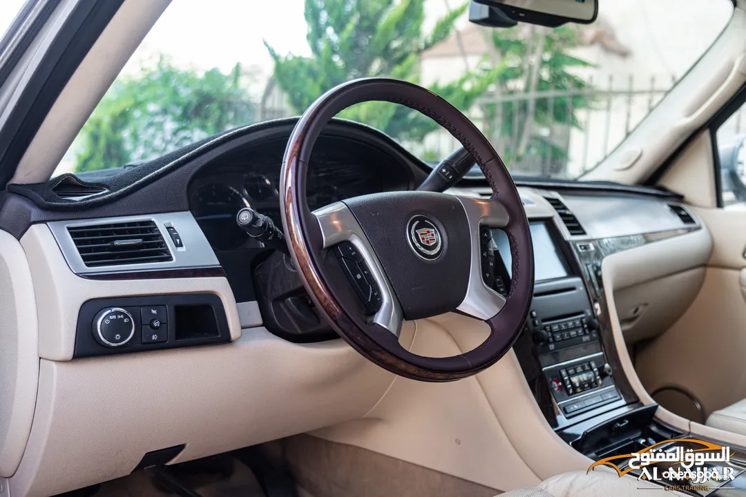 Cadillac Escalade 2008   السيارة مميزة جدا و قطعت مسافة 179,000 كيلو متر فقط