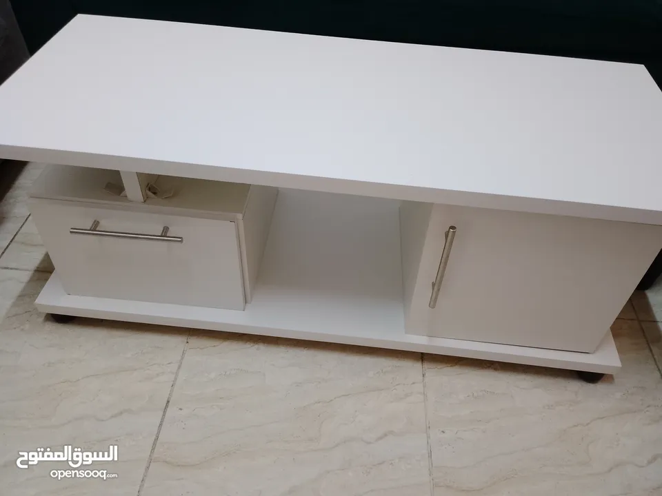 طاولة وسط جديدة لون ابيض البيع بسبب ضيق المكان شريتها مبارح وطلعت كبيرة