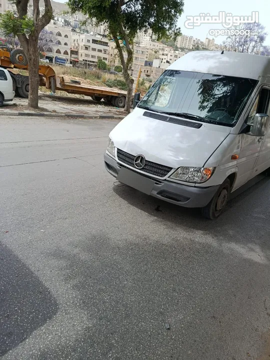 باص مرسيدس تجاري موديل 2001 شاصي طويل حموله 2300 كيلو للبيع عالكاش فقط وتنازل مباشر