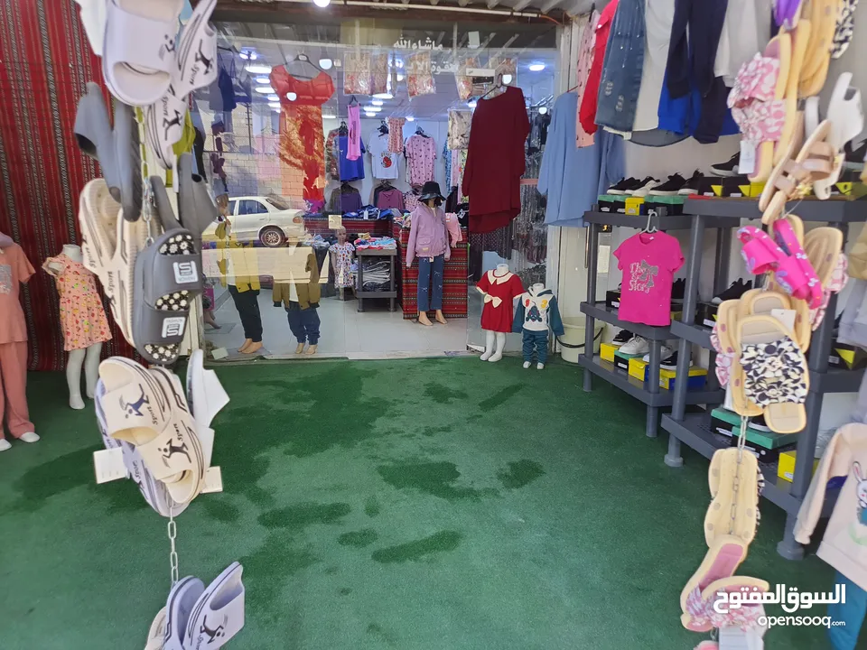 محل ألبسه للبيع مع كافة مستلزمات وديكور ولبضاعه او بيع الديكور ولبضاعه بدون المحل