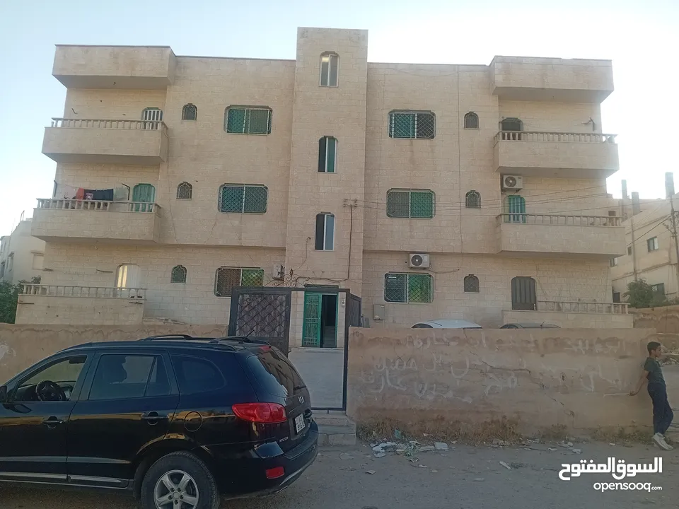 بناية استثمارية للبيع بسعر مغري بداعي السفر.. الزرقاء ..ضاحية مكة...مكونة من 6 شقق