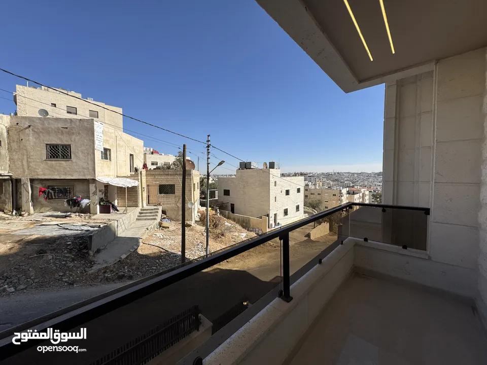 شقة ارضية (شركة شامية للاسكان)مع ترس وكراج للبيع بأجمل مناطق مرج الحمام بالقرب من دوار الشوابكة