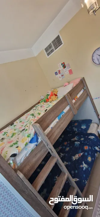 غرفة نوم أطفال  سرير طابقين بدون مرتبة وكومودينة وشوفونيرة وخزانة ملابس كبيرة وستائر220×100وصوفا
