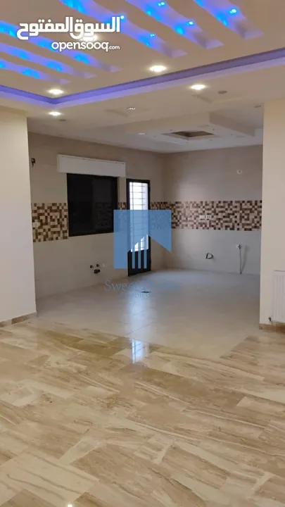 شقة أرضية فاخرة للبيع في الجاردنز  - خلف جريدة الرأي 185م مع ترسات 110م تشطيب سوبر ديلوكس