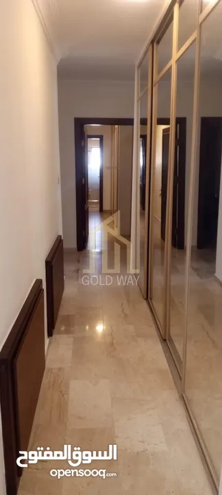 في أرقى مناطق عبدون شقة طابق ثالث 210م لم تسكن بسعر مميز / ref 7050