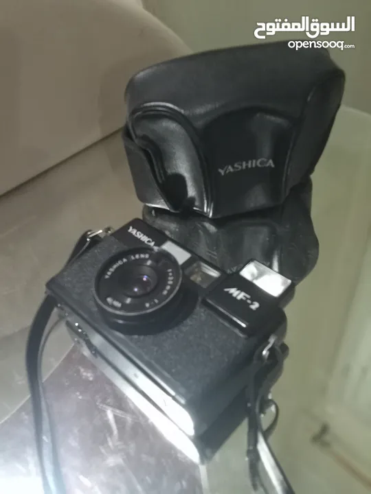 كاميرا ياشيكا يابانى بالجراب الاصلى بفلاش اضاءة  داخلى ببطارية وتستخدم افلام كما بالصور من 45 سنة