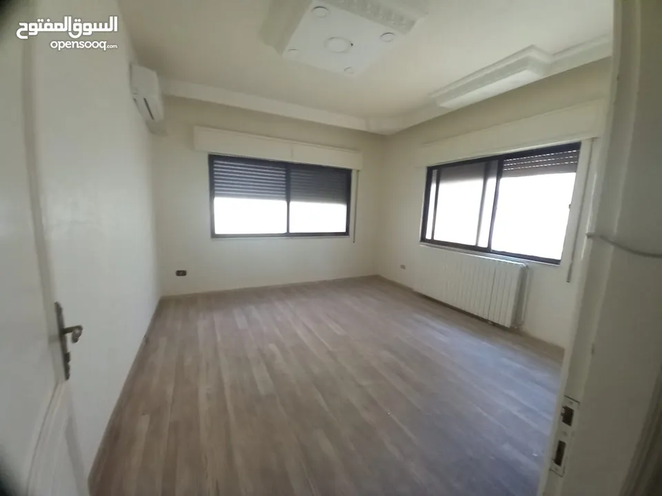فيلا فارغة للإيجار اعلان رقم (V32)