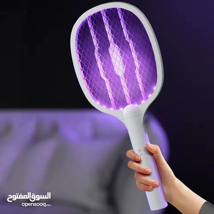 مضرب ناموس كهربائي مع قاعدة لقتل جميع أنواع الحشرات المزعجة يمكن وضعه بالمكان المخصص له أومسكه باليد