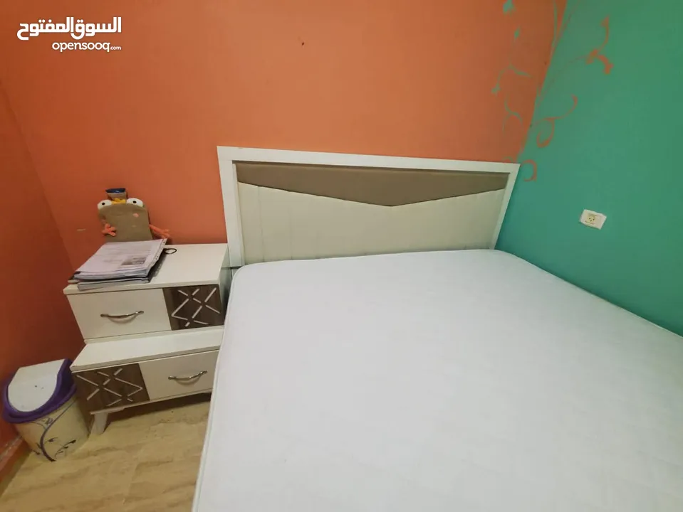 تحت مجوز 200*180 مع فرشة طبية مع 2 كومادينا وتواليت مع جرار وخزانة تحته ومرآة