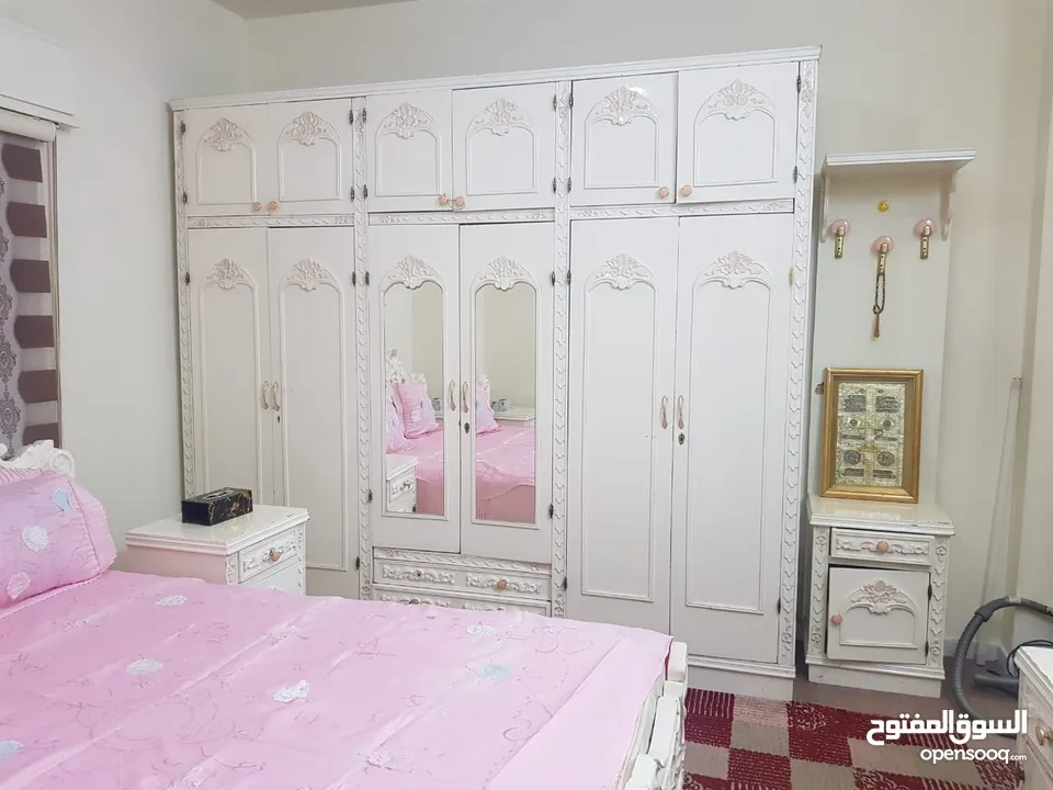 خزانة ملابس وتسريحة