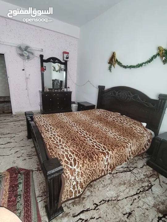 غرفة نوم نظيفه جدا وخشب ثقيل