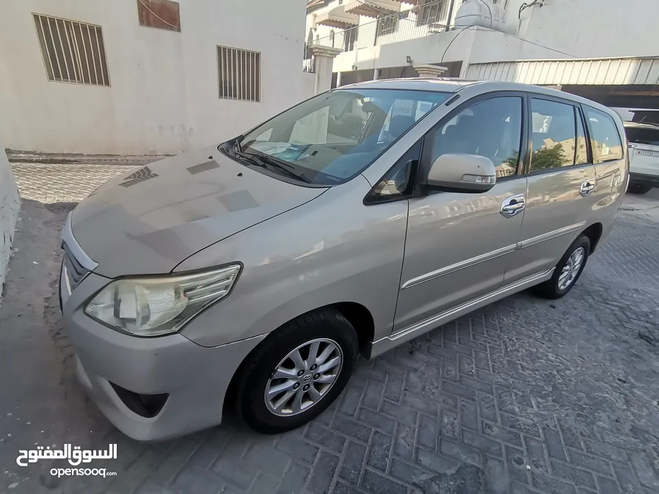 سيارة عائلية للتوصيل مع. السائق لجميع مناطق البحرين متواجد من الساعة 4 مسآء إلى ال12
