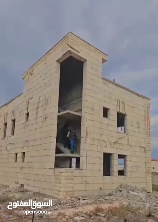 فيلا مكونة من طابقين مع بركة مع قطعة أرض للبيع