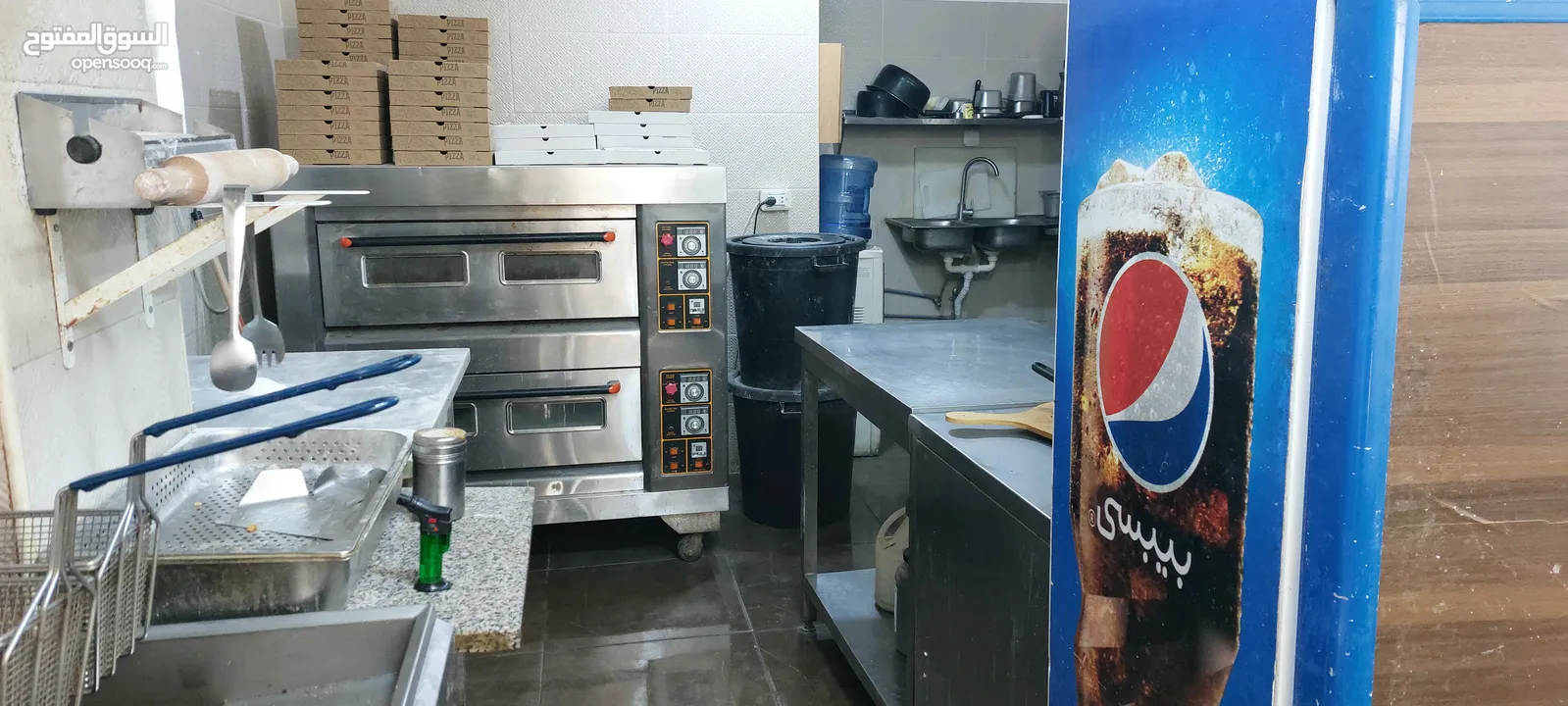 مطعم  بيتزا ومناقيش وسناكات للبيع في منطقة شفا