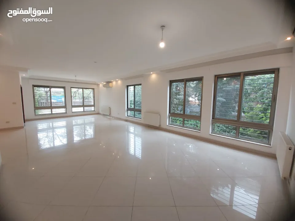 شقة ارضية للبيع اربع غرف نوم في جبل عمان قرب قصر زهران