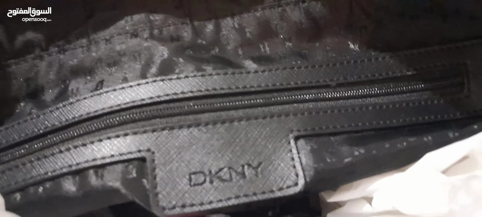 حقيبة كتف DKNY أصلية مطرزة لون اسود شيال ذهبي