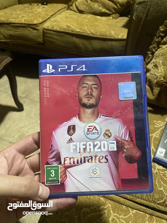 مع 8 سيديات وثلث ايدين وجميع ملحقاتهPs4