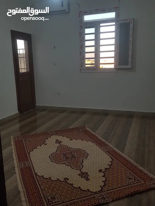 شقة في الحي الجامعي 2 للبيع.. العمارة الوحيدة بين الفلل