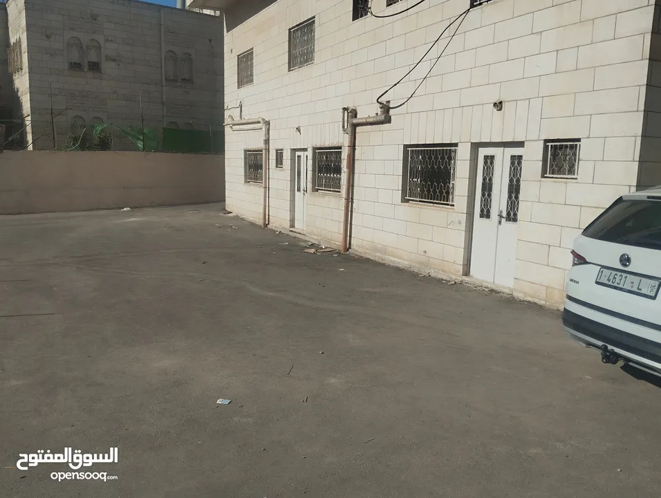 طابق كامل للايجار مع ساحة خارجيه