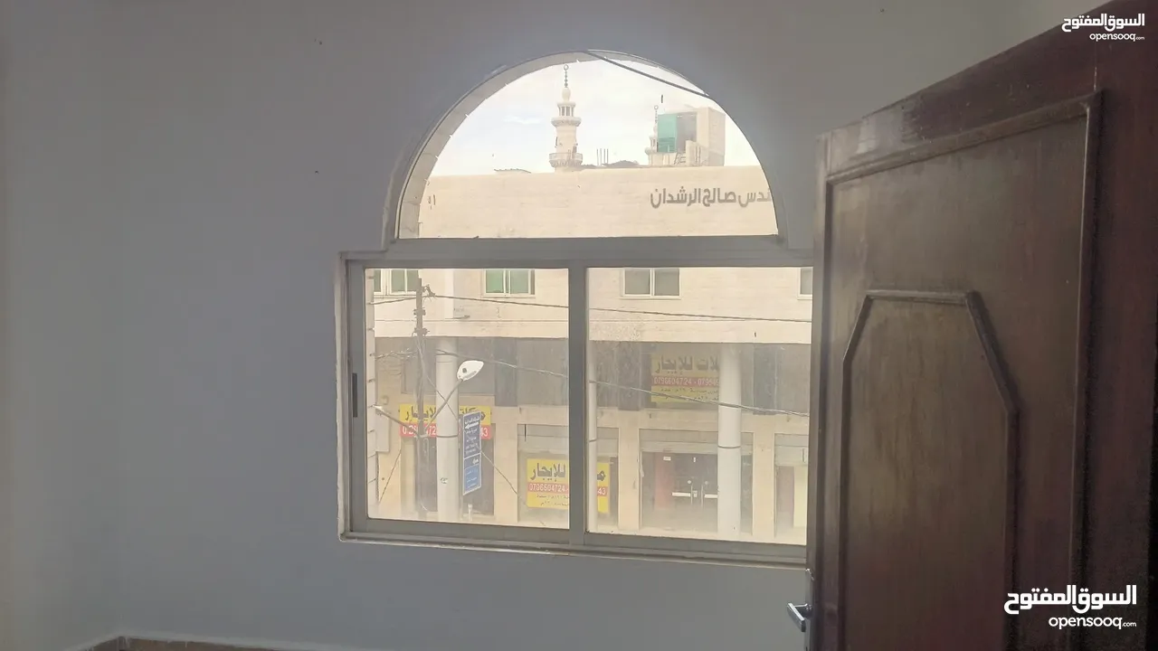 مكتب تجاري للايجار في شارع الحصن قرب دوار القبه