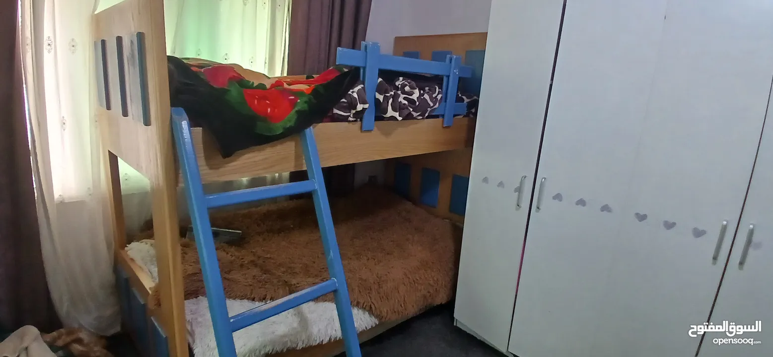 تخت بيبي جونيور وتخت طابقين وخزانة اربع ظرفات للبيع