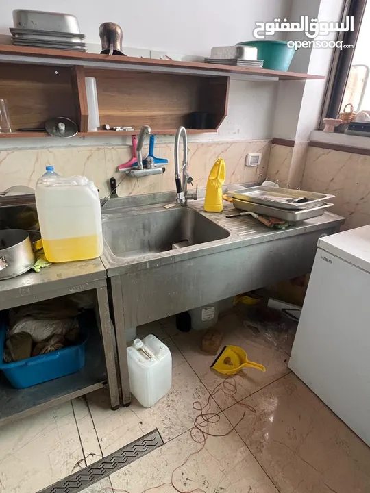 عدة مطعم وشاورما جاهزة للبيع  جديدة مع كفالتها استخدام 5 شهور فقط