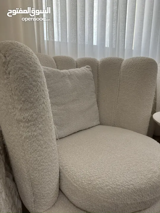 2 كنب فردي أبيض مع مخدتين ( كوشية )   2 single sofa with two cushions ( white color)