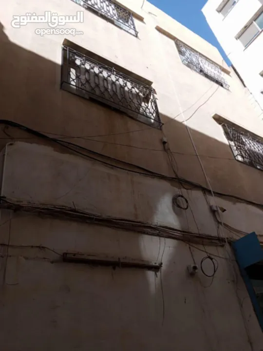 عمارة وسط السوق التجاري بين شارع السعادة وشارع الملك عبدالله