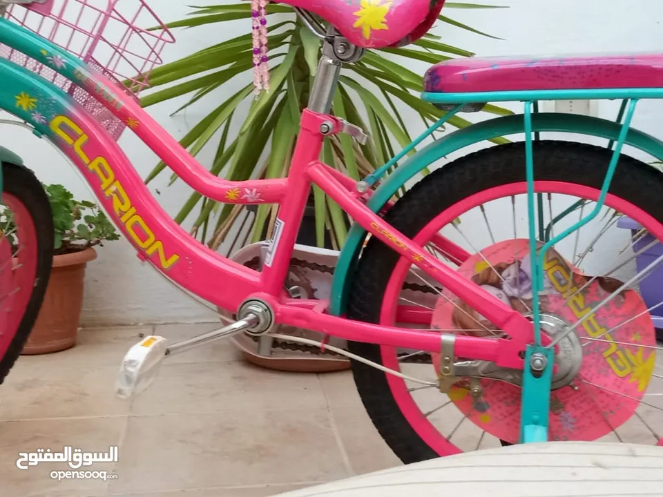 بسكليت بناتي وعجلات أمان خلفية لون وردي مناسب لعمر جميع الأطفال  قطعة أوروبية ونظيفة