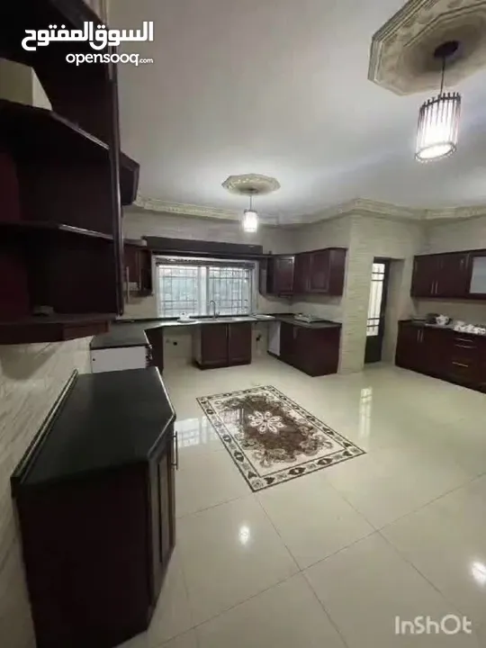 شقه مع رووف (300متر ) قرب شارع الاستقلال ضاحيه الاقصى