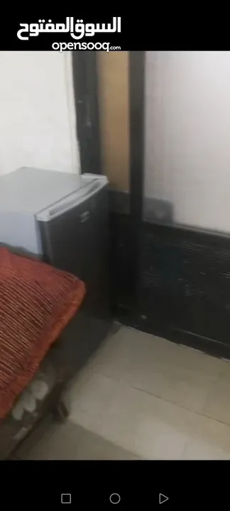 خلف مستشفى الحسين قرب سكن اميمه غرفه و صاله مفروش