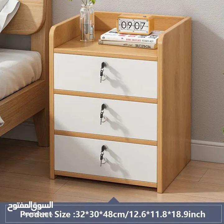 كومدينا خشل أنيقة وعملية 3 جوارات ودرج علوي فيه قفل عشان تحفظ أغراضك الخاصة بأمان  تصميم مرتب للبيت