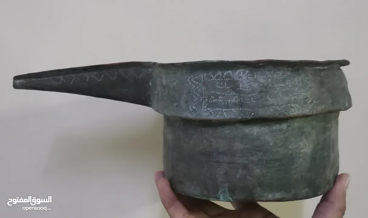قطعة اثرية تراثية نادرة  وعاء نحاسي قديم، منقوش باسم الصانع: "عمل محمد بن سعيد بن جميعة"