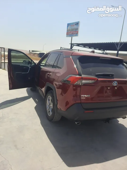 تويوتا راف فور XLE موديل 2022 لون خمري داخل جلد اسود عداد قليل